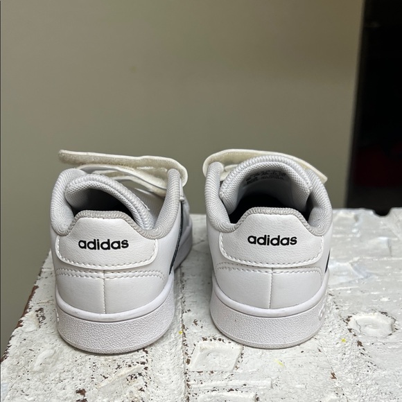 Adidas Kids toddler 8T Velcro toddler sneakers classic white black - Picture 5 of 6
